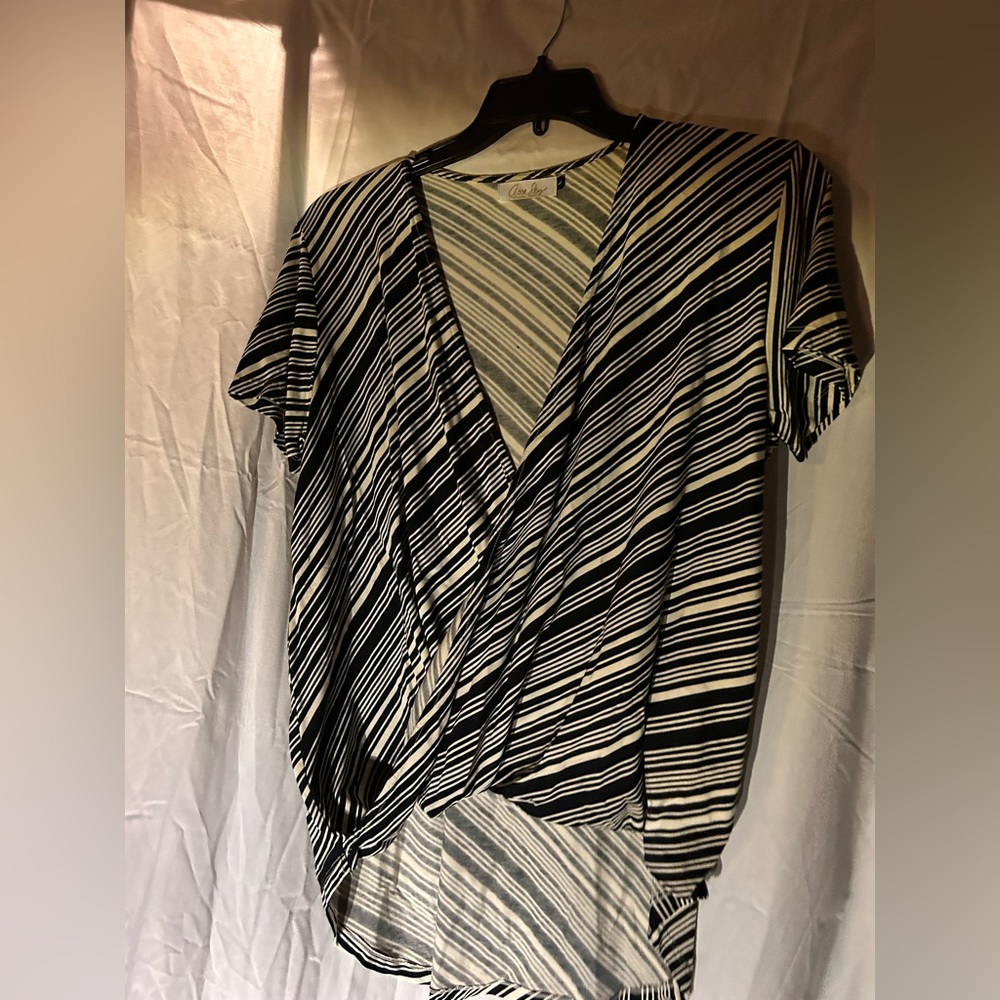 Fighting eel woman’s top